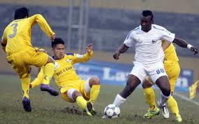 Sân cỏ đầu xuân nhiều bạo lực